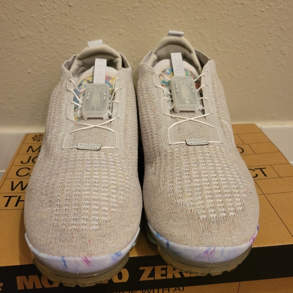 Vapormax 2020, men size 11.5, the LOCK tag on the back of the shoe is broken.